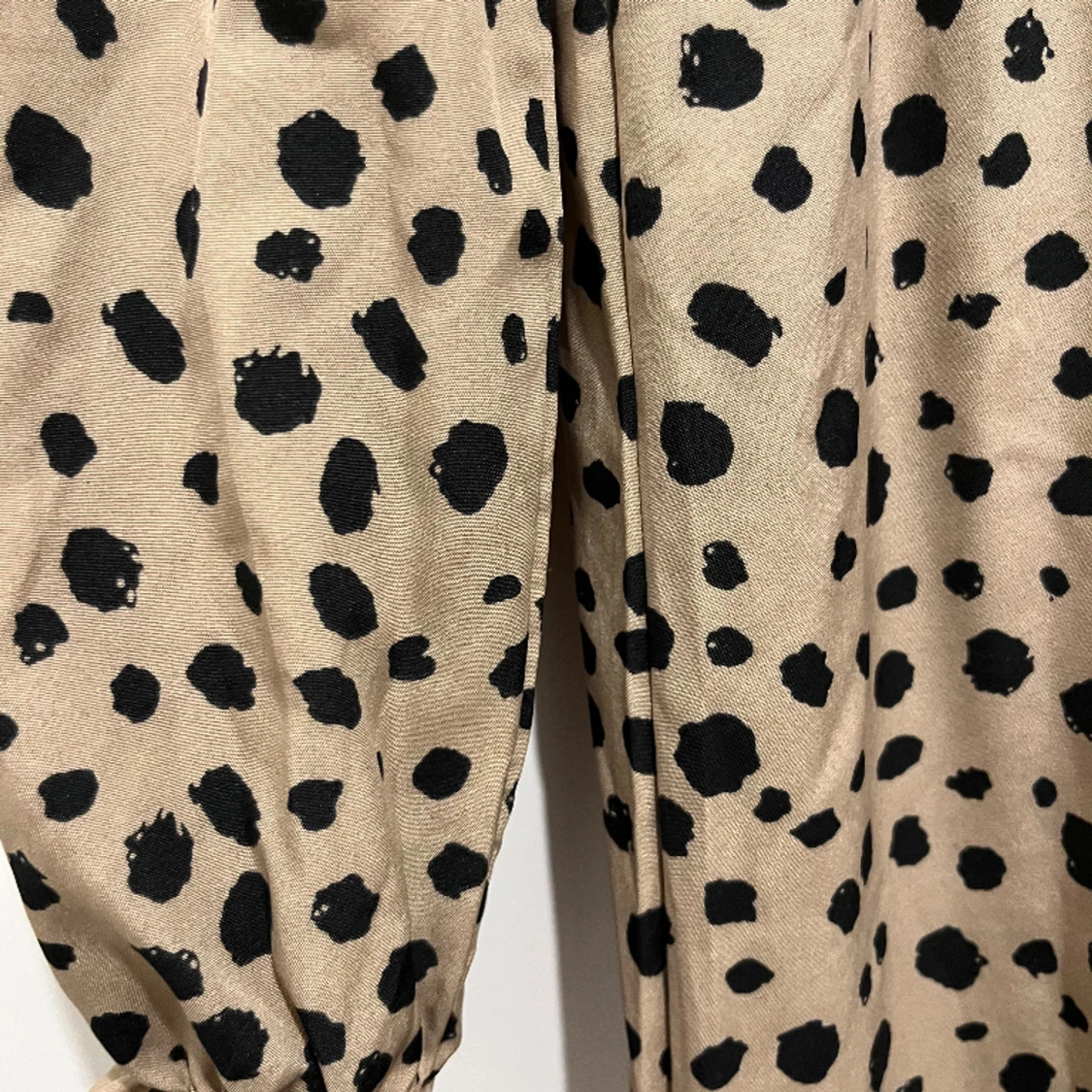 Fin maxiklänning i sandfärg  - 90