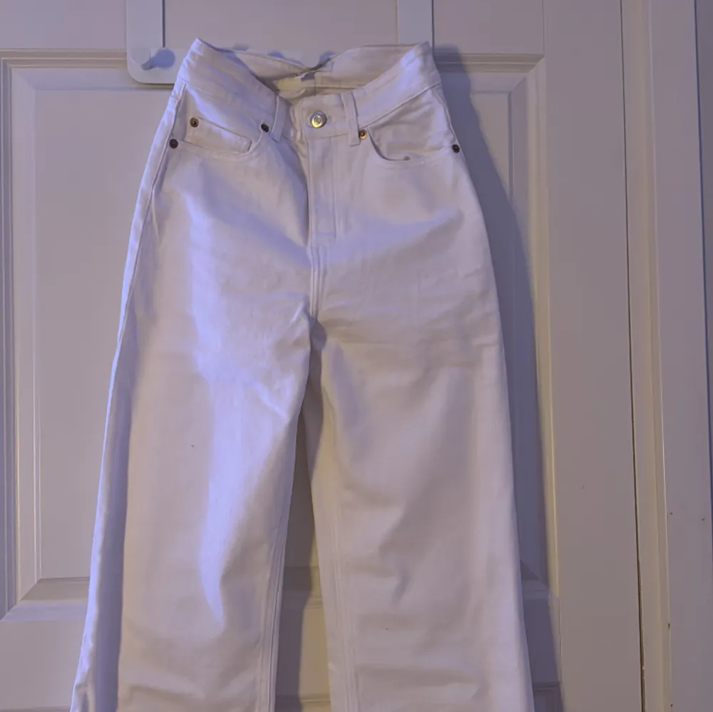 Vanliga vita jeans från h/m storlek 34/s men passar xs oxå . Jeans & Byxor.