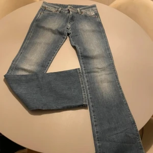 Low waist bootcut jeans - Så snygga low waist bootcut jeans från Wrangler❤️Inga defekter och är som nya. Midja: 35 - 36 och Innerben: 82 cm. Väldigt snygg tvätt på jeansen också. Tryck på köp nu eller lägg prisförslag