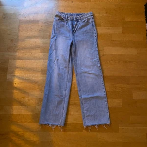 Jeans - Jeans från H&M. Är uppklippta för att passa mig som är 163.