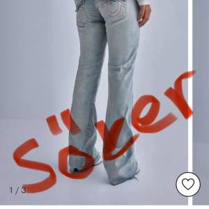 Hejj söker dessa fina jeans i storlek w27 hör gärna av er om ni kan tänka er att sälja!💗