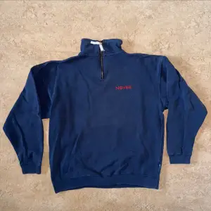 Fin half zip tröja från märket grizzly med broderad text ”novell” i färgen mörkblå. Liten fläck vid sidan, skickar bild vid intresse