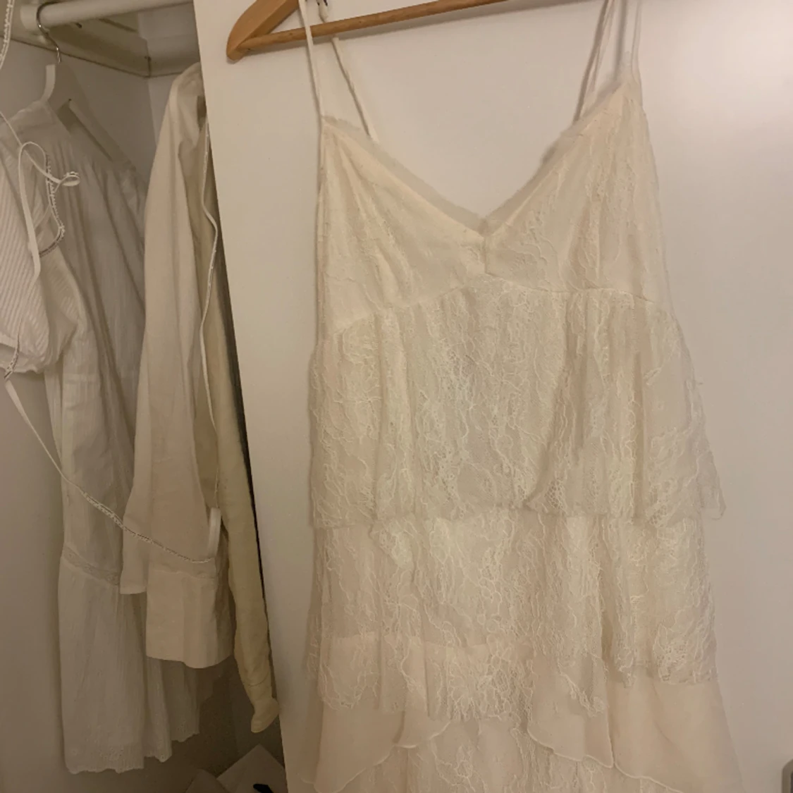 Vit volangkläning - 90