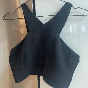 Fest topp - Säljer en svart fest topp som inte längre passar. Toppen är endast använd fåtal gånger!🤗