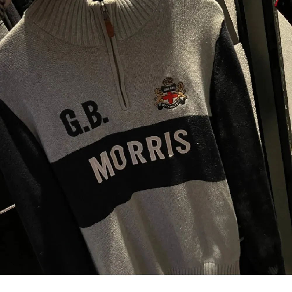 Morris tröja i storlek M som jag fick av min kusin men är för stor på mig. En ny kostar ca 1800kr (den går inte att köpa längre) . Hoodies.