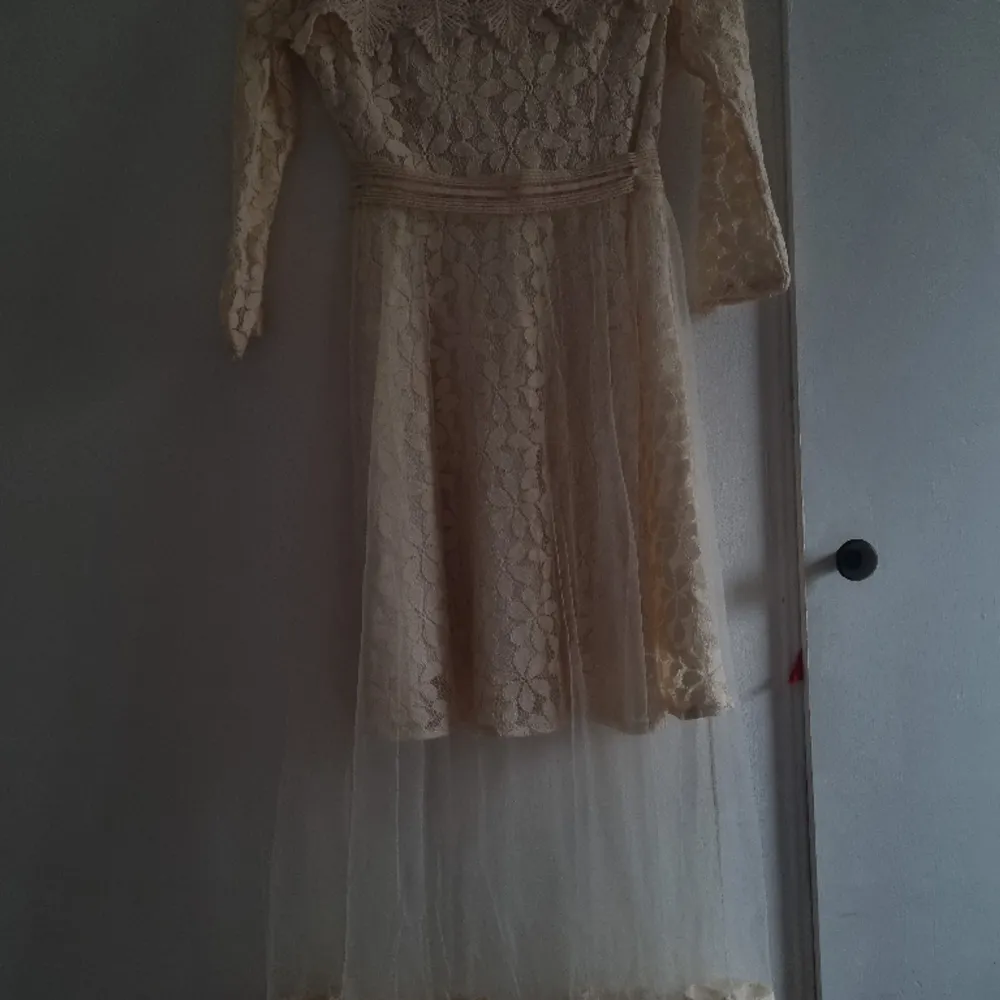 Vit/beige klänning med en lång mesh kjol som ingår. Bra kvalite. Används endast 1 gång.  Storlek XS. Klänningar.