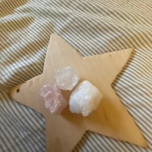 Söta kristaller - Tre styckna söta kristaller för billigt pris. Lite couqette vibes🤍