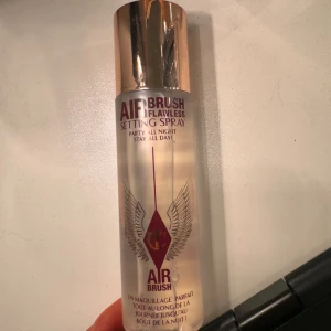 Charlotte Tilbury settingspray - Charlotte tilbury settingspray, säljes då jag fick allergisk reaktion. ENDAST TESTAD 1 GÅNG!! nypris 415kr originalförpackning följer ej med.