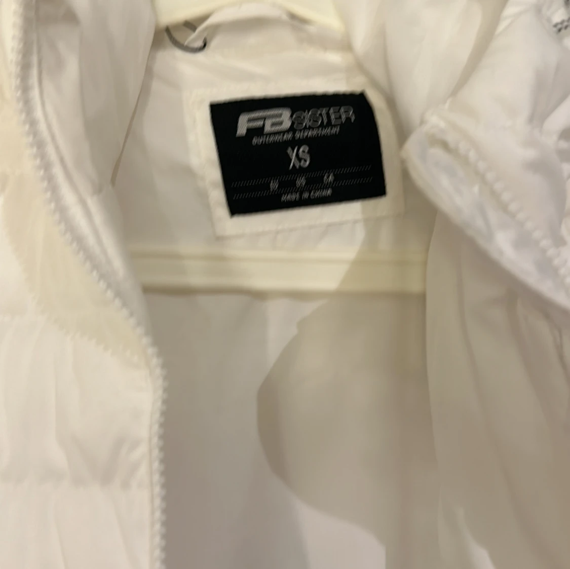 Vit puffer jacka som ny plt mössa ingår - 90