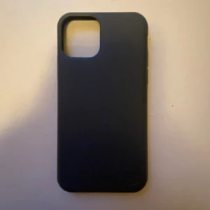 iPhone skal - Iphone skal, osäker om det är iPhone 12 eller iPhone 12 pro. 40kr tänker jag! Pris kan diskuteras💕