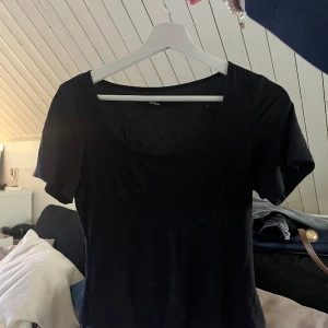 Tröja - Super fin tröja från bikbok💕 knappt använd, nypris 200kr🫶🏻 säljer pga att den är för liten för mig❤️