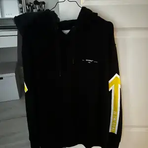 Säljer min Offwhite hoodie i bra kvalitet.  Storleken är M. Men den är Oversized så snarare L/XL