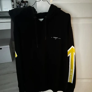 Offwhite hoodie i bra Kvalité  - Säljer min Offwhite hoodie i bra kvalitet.  Storleken är M. Men den är Oversized så snarare L/XL