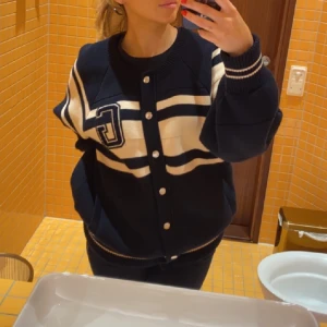 Jacka/kofta - Super snygg jacka/kofta beror lite på hur man vill använda den. 100% bomull och super skön på ⭐️⭐️🫶🏼