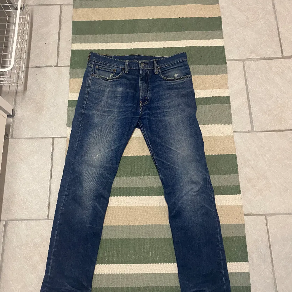 Säljer mina Levis 502 vintage mörkblåa jeans för jag inte använder dom. Byxorna är i jättefint skick, endast en spricka i lappen på baksidan av byxan - se bild. Midjan är strax över 40 cm och längden är runt 100cm. Kan gå ner i pris vid snabb affär! . Jeans & Byxor.