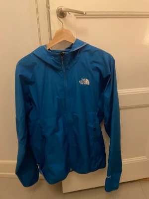The North Face jacka - Säljer nu min tunna North Face jacka i en mycket fräsch blå färg. Jackan är tunn och perfekt när det börjar bli varmare ute. Endast använd ett fåtal gånger så i så gott som nytt skick.