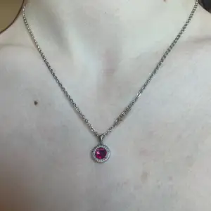 Silverhalsband med rosa sten från GUESS. Har aldrig använt, såldes för 550 kronor 