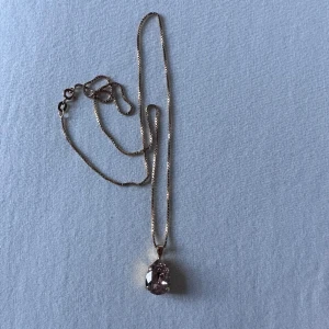 Caroline svedbom halsband  - Halsband från Caroline Svedbom, helt oanvänt med en rosa kristall💗