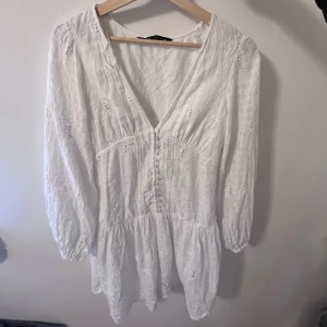 Klänning  - Så fin slutsåld klänning från zara använd två gånger😊 