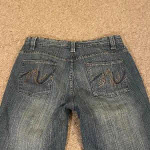 Jeans - Midja rakt över: 39cm Höfter rakt över: 54cm Innebenslängd: 80cm Totalt längd: 102cm. Jag är 174cm lång!