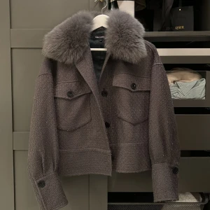 Meotine jacka - Så fin grå meotine jacka med päls. Använd under en vinter, så bra skick förutom en knapp som sitter lite löst. Storlek s/m. Nypris 3500❤️