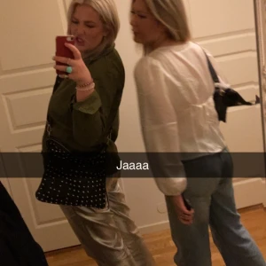 Silverbyxor - Silvriga brallor från Gina tricot!❤️‍🔥 något oversized🌟  Byxorna är lite slitna på vissa ställen, men fortfarande i ett gott skick 