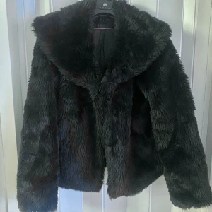 Päls jacka - Otroligt snygg päls jacka från vila, super fluffig och mjukt matrial🤍 inte använd dätmed inga skador och är som ny!