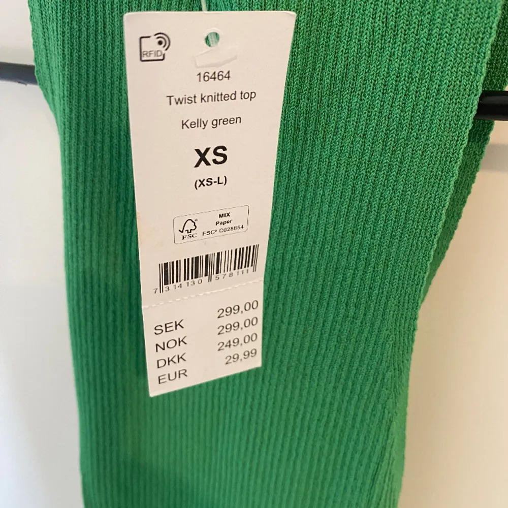 Säljer nu denna oanvända toppen från Gina tricot på grund av att den inte kommit till användning, den är i en jättefin grön färg och har ett stretchigt och skönt material. . Toppar.