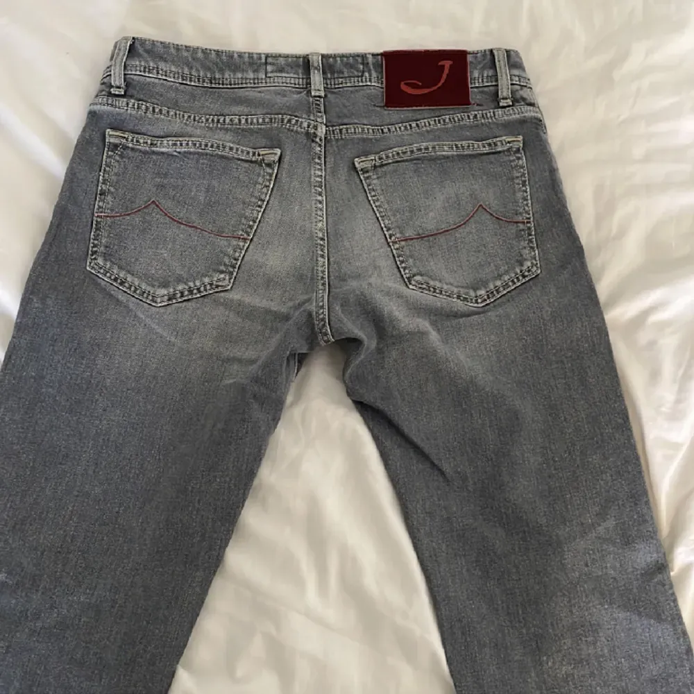 Tja! Säljer ett par Jacob Cohen jeans i storlek 33 | Modellen på bild är ca 185 | Nypris runt 5000 | Svarar gärna på frågor eller om du vill ha fler bilder!🇮🇹👖. Jeans & Byxor.