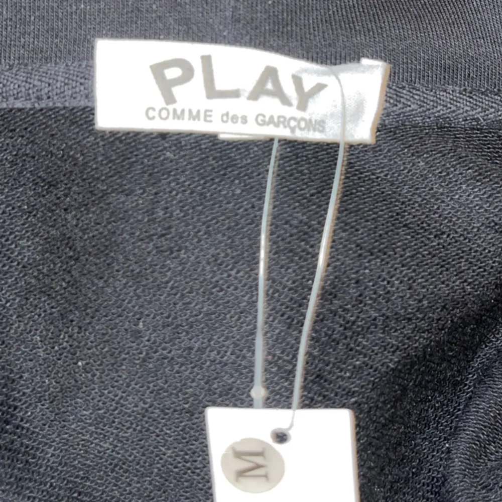 En 10/10 kvalite ami paris play tröja köpt för 4 lax men pris kan diskuteras, helt ny men gör stor för mig . Hoodies.