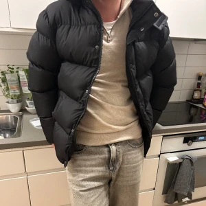 Vinterjacka - As fräsh och helt ny puffer jacket från Asos köpt för två år sen. I Storlek S men sitter mer som en M. Funkar som höstjacka ockå