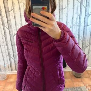Peak performance jacka! - En lila peak jacka, sitter väldigt fint och har endast de defekter som är på bild två. Jackan heter ”Frost Down Hood Jacket lila” hör av er för frågor mm!❤️🫶🏼 