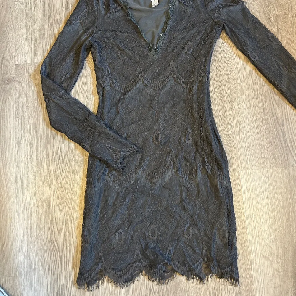 Spetsklänning som jag köpt på second hand! Köp via köp nu! 🖤blå/grå färg. Klänningar.