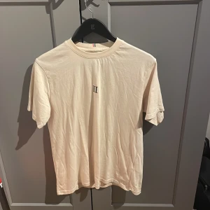 Les deux t-shirt - Säljer en les deux t-shirt i mycket bra skick. Hänger bara i garderoben. Använd max två gånger! Nypris 649 kr