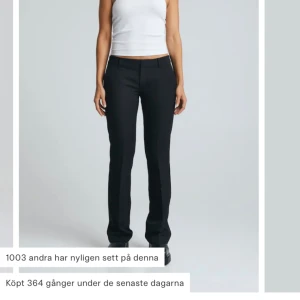 lågmidjade kostymbyxor - Säljer dessa lågmidjade kostymbyxor från bikbok i storlek 34, hör av er för egna bilder💕