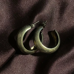 gulliga små hoops🦢 - små tjocka gulliga hoop-örhängen, ~3cm långa!