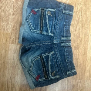 super coola lågmidjade jeansshorts  - jätte fina jeans shorts, med detaljer på fickorna!!💓de passar inte så har inga bilder på tyvärr💞