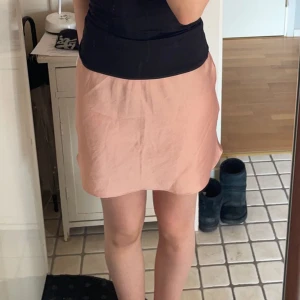 Satin kjol - Jätte söt satin kjol i en ljusrosa nyans, i bra skick. Storlek 36 men passar 34. Öppen för prisförslag 💕