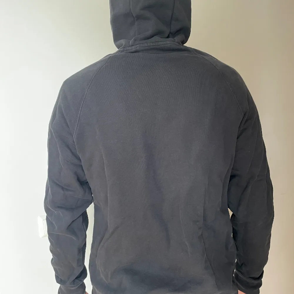 Säljer en svart Dope hoodie. Den är ca 2 år gammal, lite använd. Skick 7/10 och den är storlek M.. Hoodies.