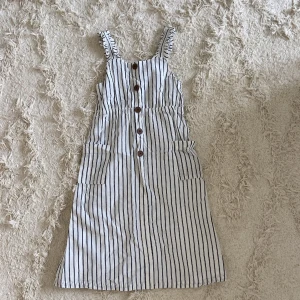 Linneklänning - Linneklänning stl 146. Väldigt fint skick, endast använd vid ett tillfälle.