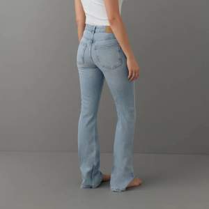 Ljusblåa jeans i modellen ”full length flare” ifrån Gina tricot💞💞