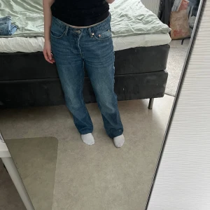 Jeans från Lager 157 - Jeans från lager 157 i stilen icon. Använda men i bra skick. Storleken är M fast skulle säga att de är lite större. Är uppsydda ungefär 5 cm. Nypris 400 men säljer för 150, står ej för frakt.