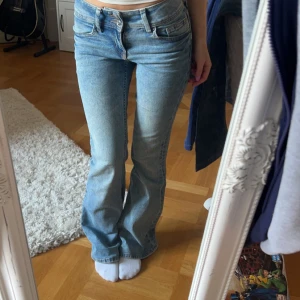 Lågmidjade hm jeans - Lågmidjade jeans från hm med bakfickor. Kommer inte till användning längre. Byxorna är upplagda och passar mig som är 160 men man kan lägga ned dem snyggt igen. Inga defekter. Tryck gärna på köp nu!!