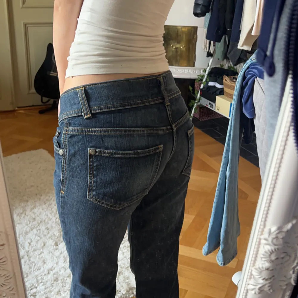 Lågmidjade jeans som jag köpt här på plick innan men dessa kommer inte till användning. Dem är från TRF DENIM.  Midjemått rakt över: 36cm Innerbensmått: ca 75cm. Jeans & Byxor.