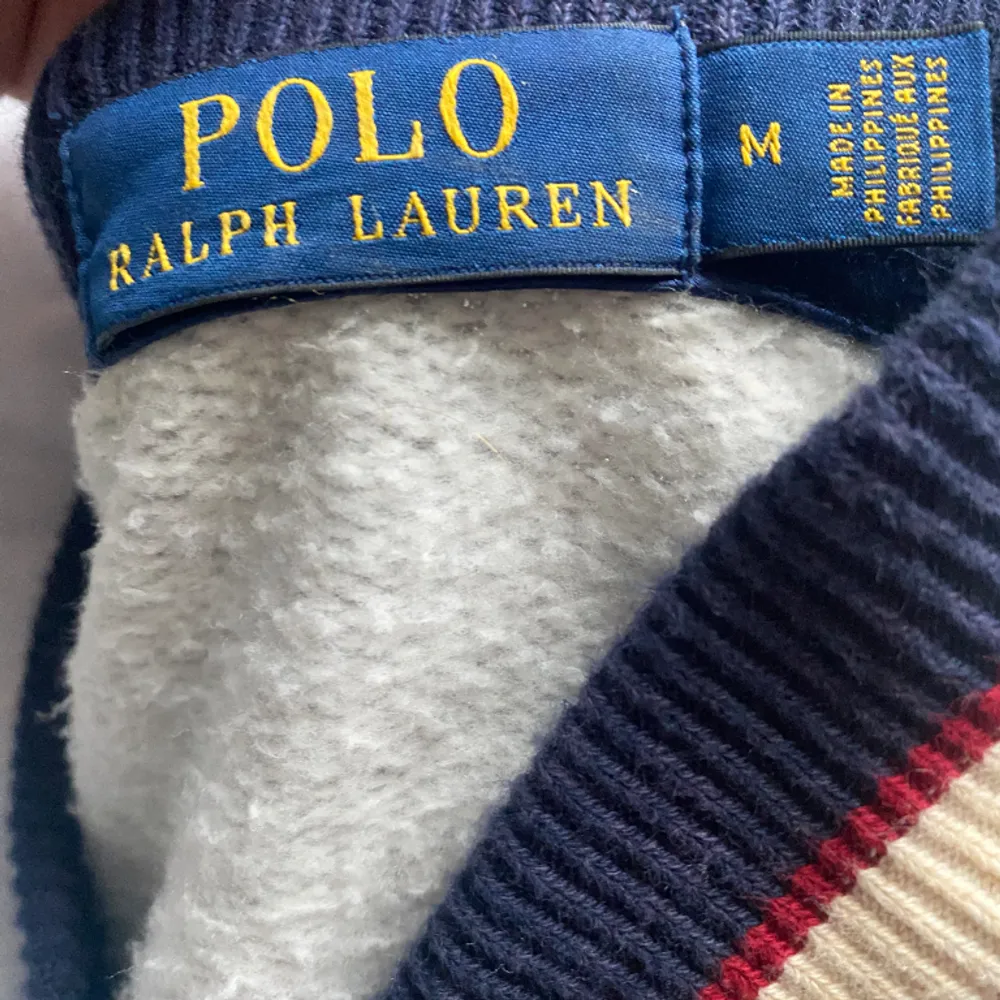 En tunn jacka/tröja från Ralph Lauren som är köpt tidigare på butiken i NK. Storleken är   M och sitter true to size. Inte använt mycket alls och är därför i väldigt bra skick!:). Jackor.