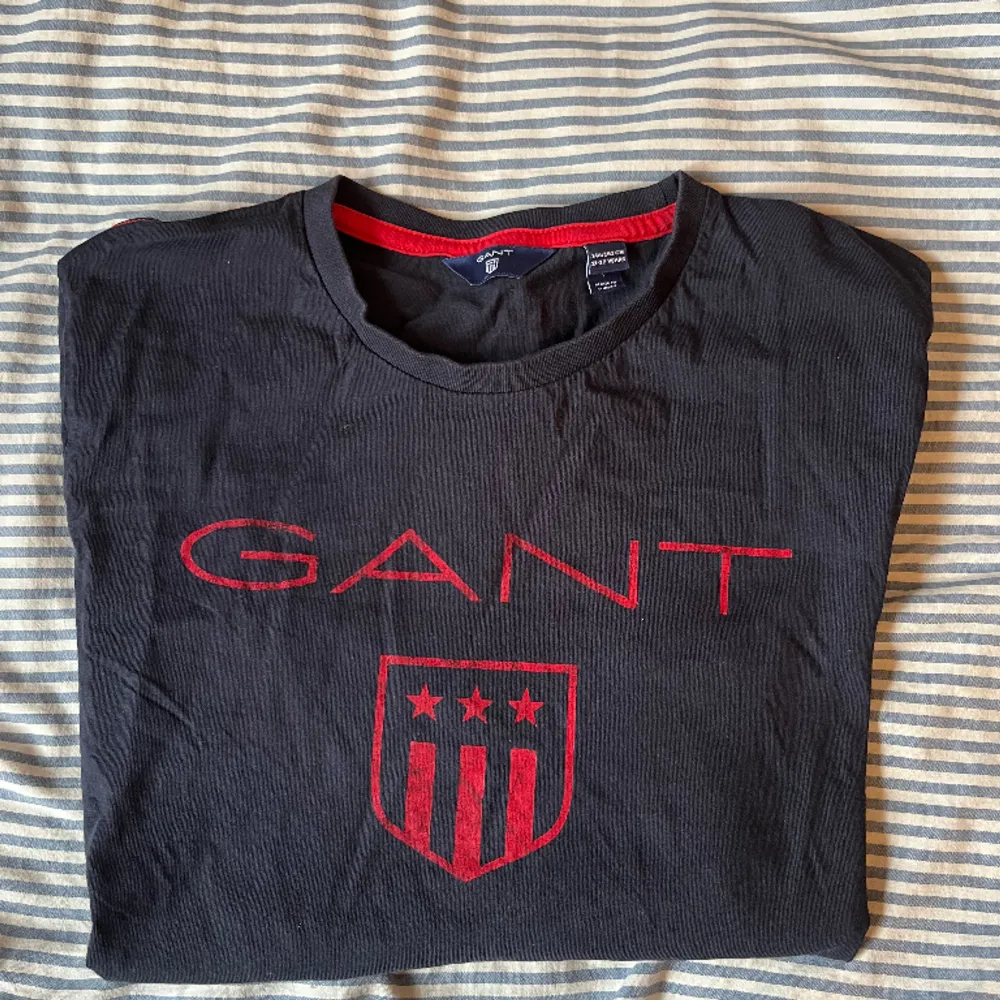 Mörkblå Gant långärmad. Storlek 146/152 cm! . T-shirts.