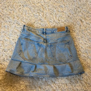 Jeanskjol - Snygg jeanskjol med volang🩵 strl 38 men sitter som 36