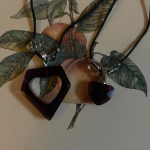 gulligt bästavän halsband 🫶🏻 - ett halsband till dig och ett till din bästavän ! bandet är ~48cm!