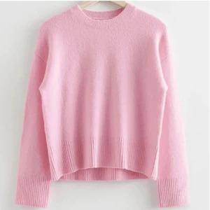 Rosa stickad tröja  - Rosa slutsåld tröja från & Other stories. Använd fåtal gånger så i väldigt fint skick. 💕