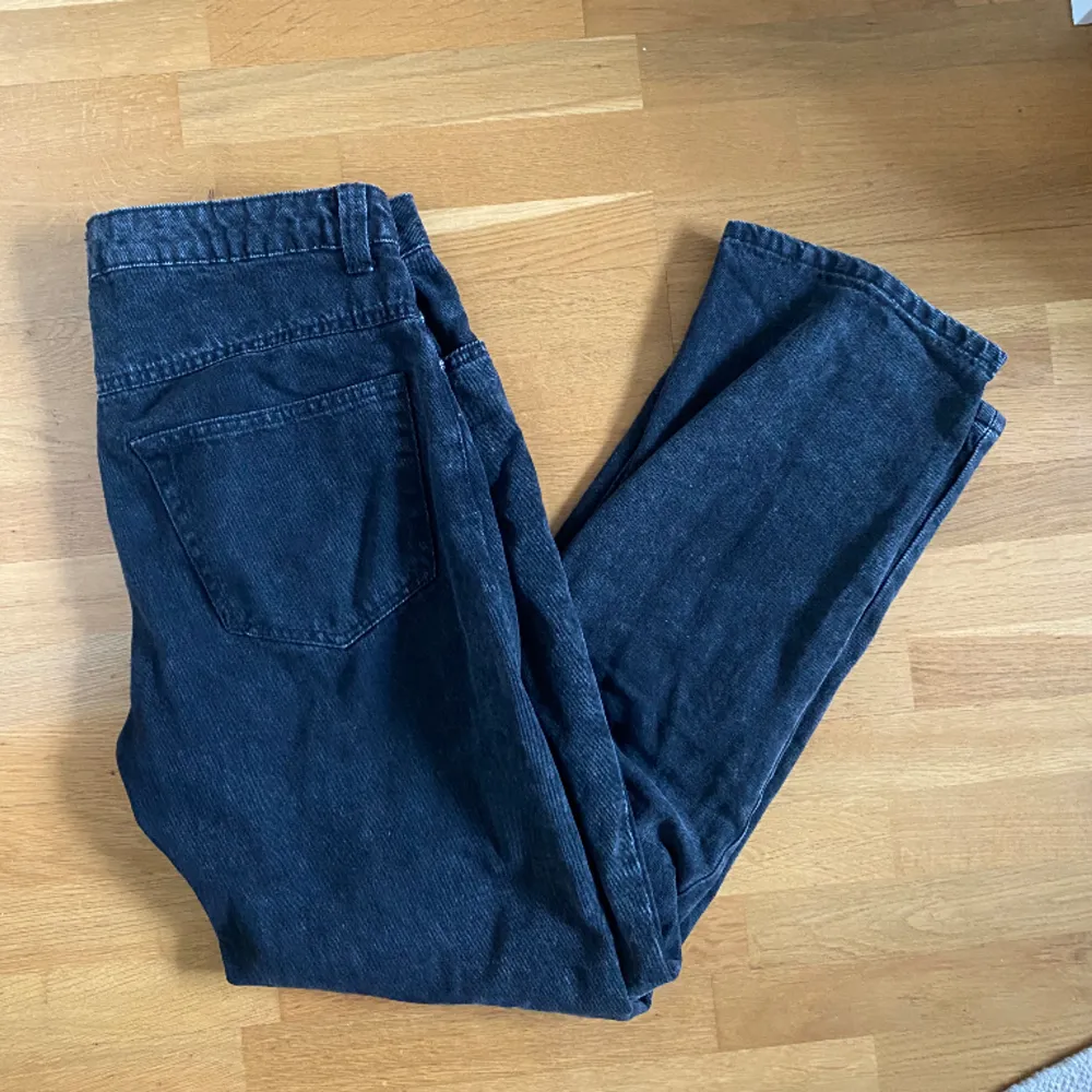 Svarta lågmidjade straightleg jeans i storlek s. Säljer då jag inte använder de ofta, inga fläckar eller skador. Innersöm: 80 cm, midja: 35 cm, Benöppning: 18. Nypris 600, säljer för 60.. Jeans & Byxor.